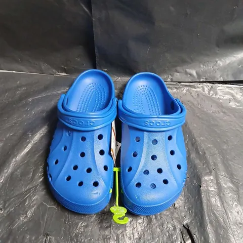 BAGGED BAYA CLOG CROCS IN BLUE - UK SIZE M7/W8