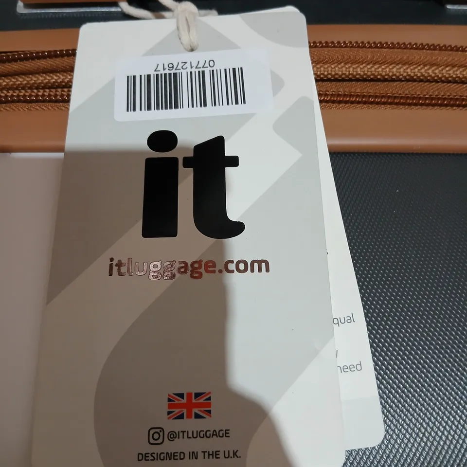 IT LUGGAGE IMPACT STYLE HARD-SIDE SUITCASE – 70.5 X 50 X 30 CM (+7.6 CM EXPANSION) – 4.1 KG – DESIGNED IN THE UK