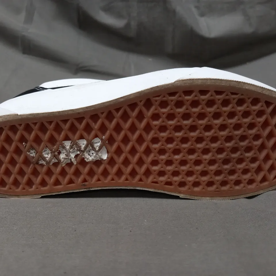 BOXED PAIR OF VANS PLATFORM TRAINERS IN BLACK/WHITE UK SIZE 7