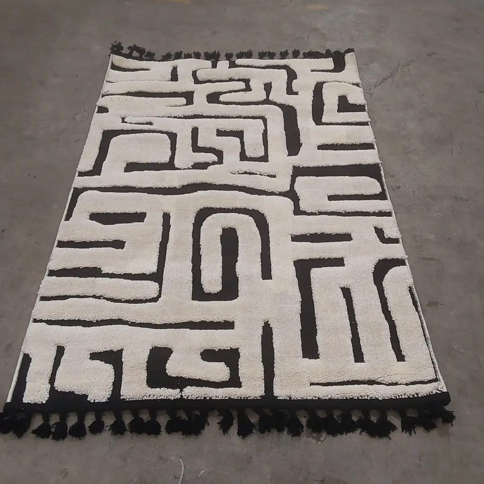 QUALITY DESIGNER AREA RUG - APPROXIMATELY 175 x 115cm