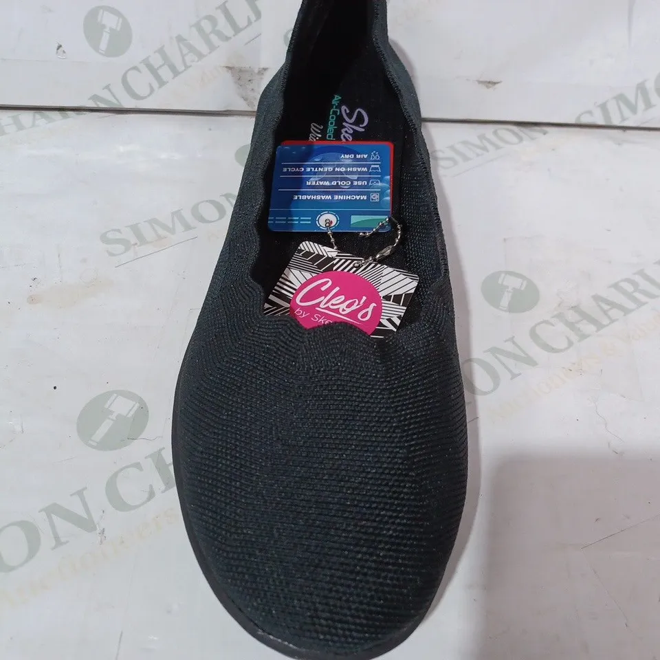 BOXED PAIR OF SKECHERS MEMORY FOAM WIDE FIT SLIP-ON SHOES IN BLACK UK SIZE 7