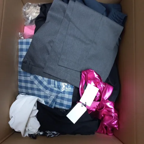 BOX CONTAINING A MIX OF APPROXIMATELY 25 ASSORTED CLOTHING ITEMS