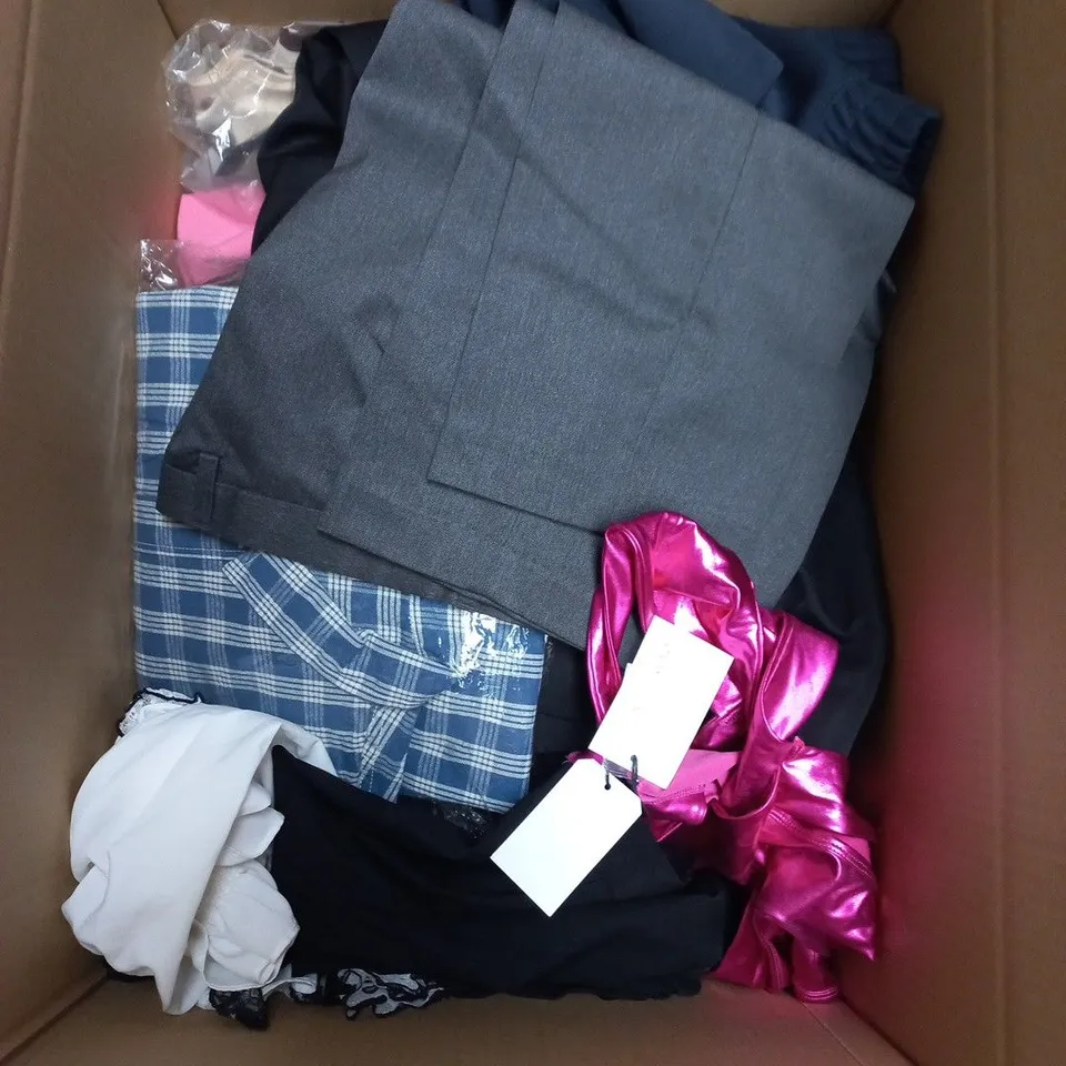 BOX CONTAINING A MIX OF APPROXIMATELY 25 ASSORTED CLOTHING ITEMS 