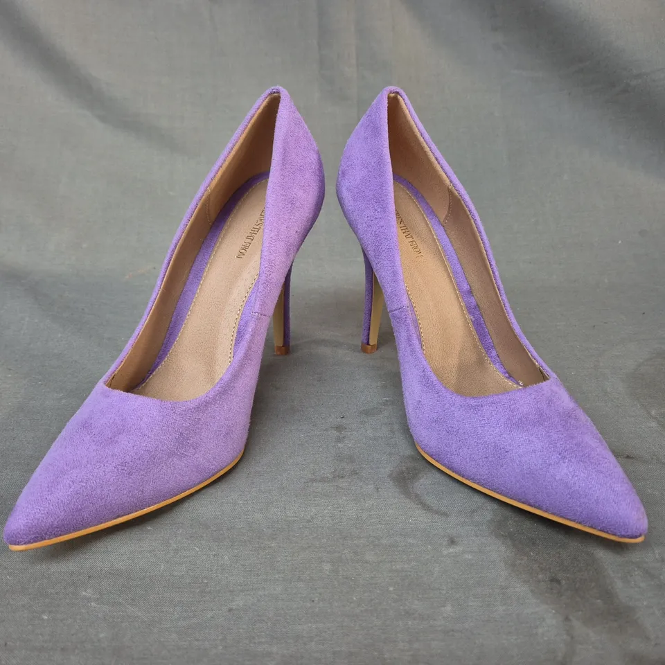 BOXED PAIR OF WHERE'S THAT FROM POINTED TOE FAUX SUEDE HEELED SHOES IN LILAC UK SIZE 5