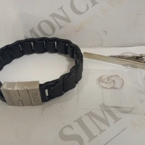 LOT OF APPROXIMATELY 5 ASSORTED DESIGNER JEWELLERY ITEMS TO INCLUDE TREAT REPUBLIC PERSONALISED MENS INTREPID LEATHER BRACELET, THE LOVE SILVER COLLECTION STERLING SILVER PERSONALISED INITIAL EARRINGS