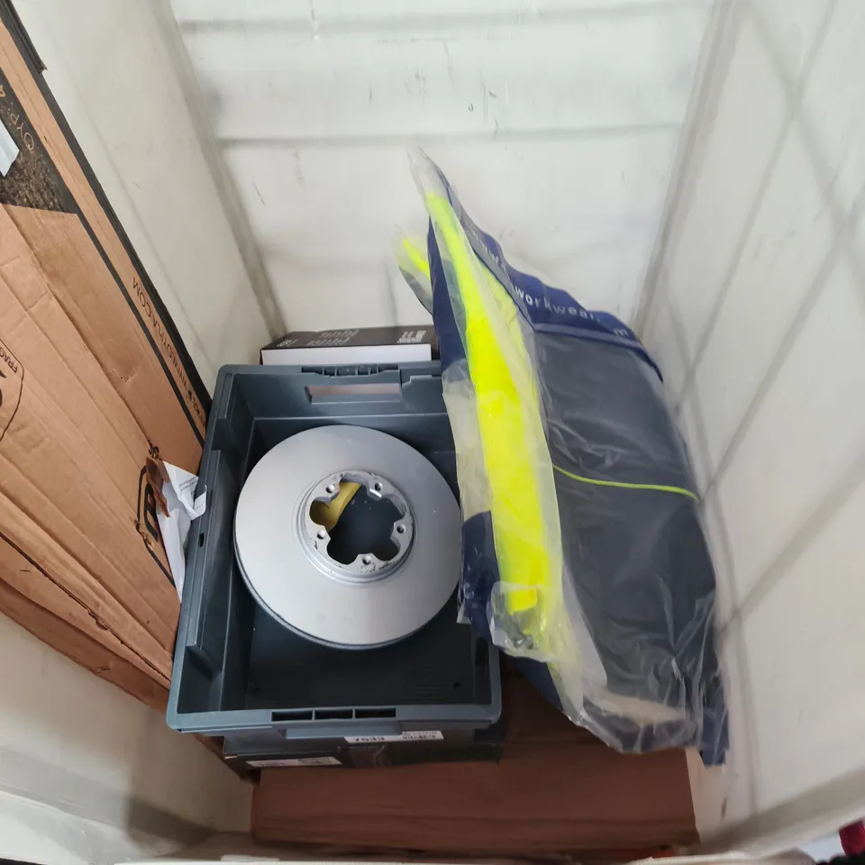VEHICLE PARTS BUNDLE – BRAKE DISC ROTOR AND HIGH-VISIBILITY WORKWEAR (MIXED LOT)