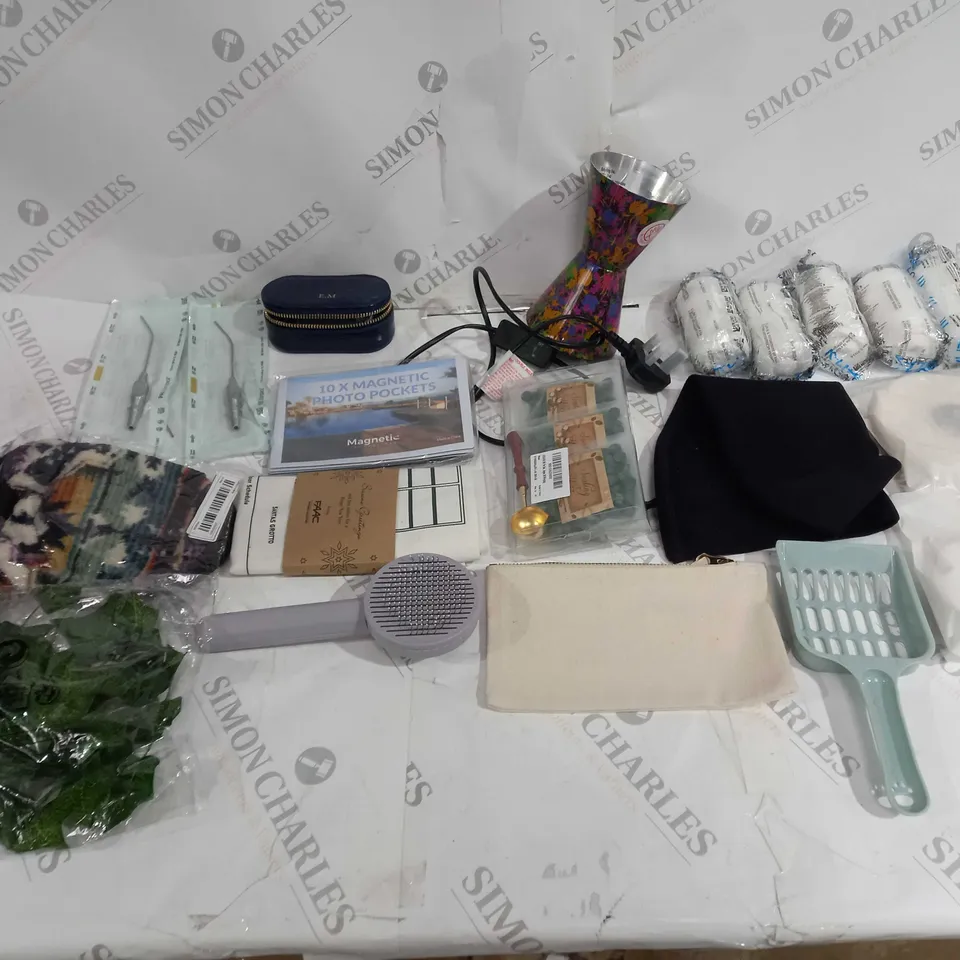 APPROXIMATELY 10 ASSORTED HOUSEHOLD GOODS TO INCLUDE MAGNETIC PHOTOS, EM JEWELLERY HOLDER, AND K-LITE URGO ETC. 