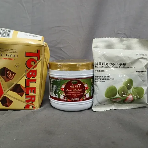 APPROXIMATELY 10 ASSORTED FOOD AND DRINK ITEMS TO INCLUDE TOBELERONE, MATCHA CHOCOLATE FREEZE DRIED STRAWBERRIES, ETC