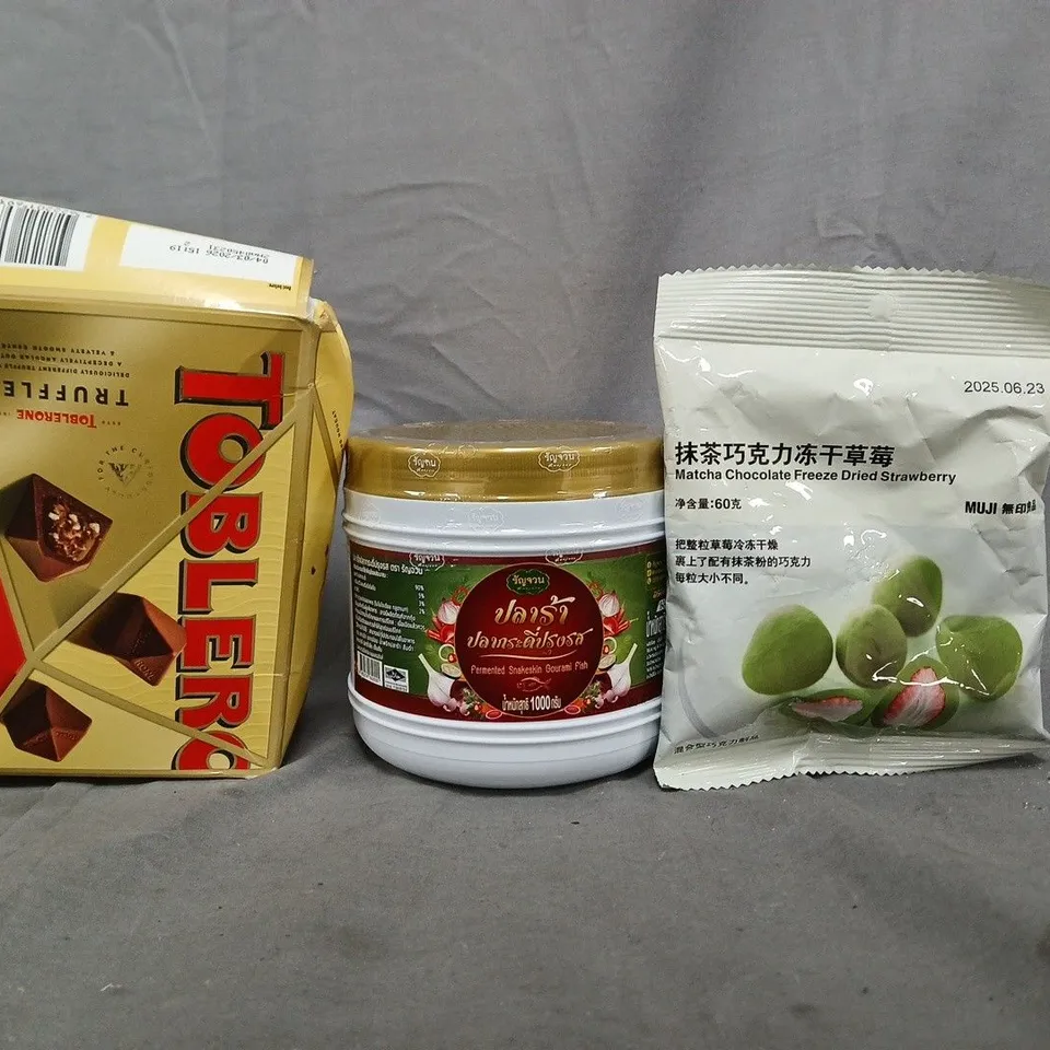 APPROXIMATELY 10 ASSORTED FOOD AND DRINK ITEMS TO INCLUDE TOBELERONE, MATCHA CHOCOLATE FREEZE DRIED STRAWBERRIES, ETC