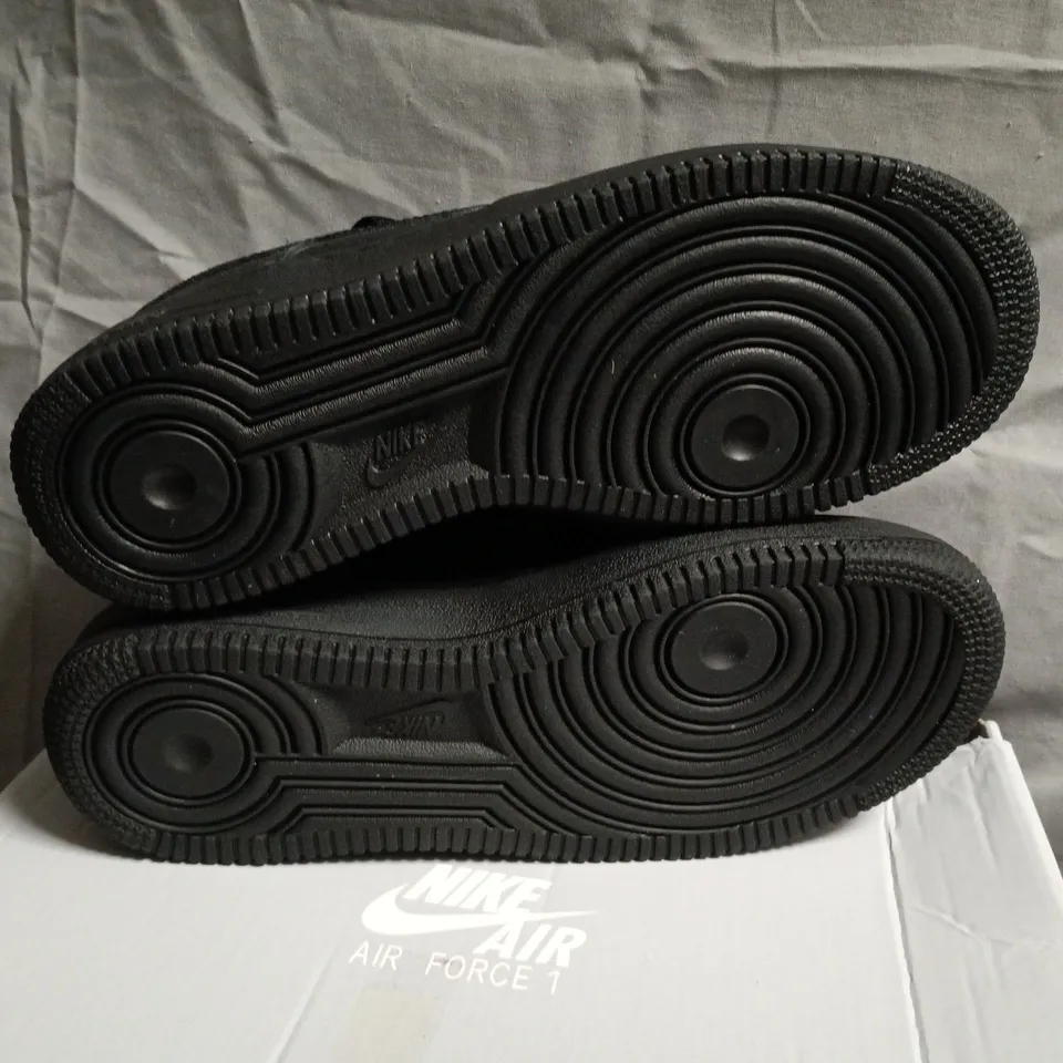 NIKE AIR FORCE 1 LE (GS) BLACK/BLACK – YOUTH UK 5Y