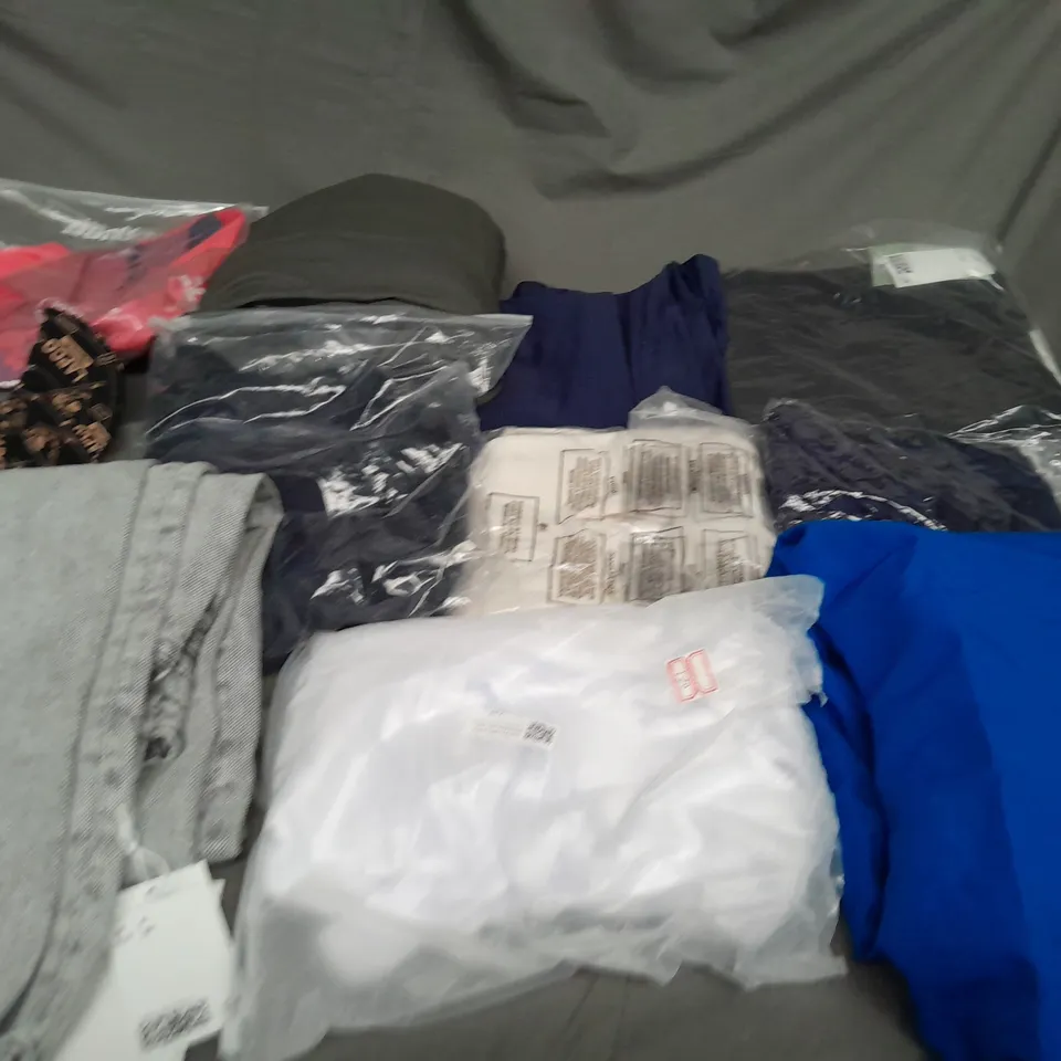 BOX OF ASSORTED CLOTHING ITEMS IN VARIOUS COLOURS, SIZES AND STYLES