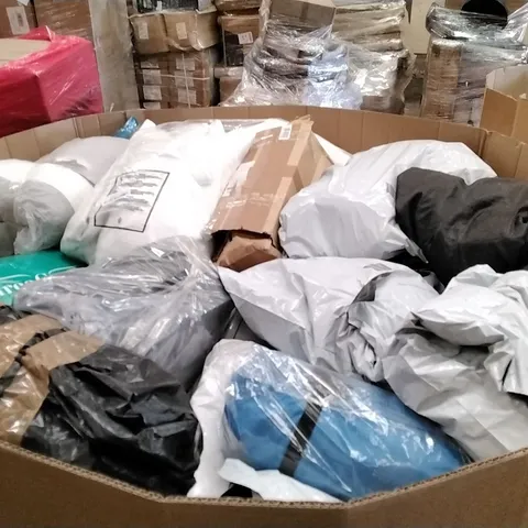 PALLET TO CONTAIN A LARGE ASSORTMENT OF PILLOWS AND CUSHIONS // BRANDS MAY VARY