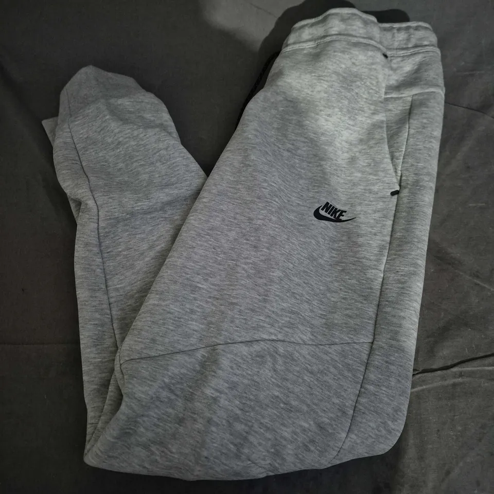 NIKE SLIM FIT TAPER LEG JOGGERS – GREY - LARGE