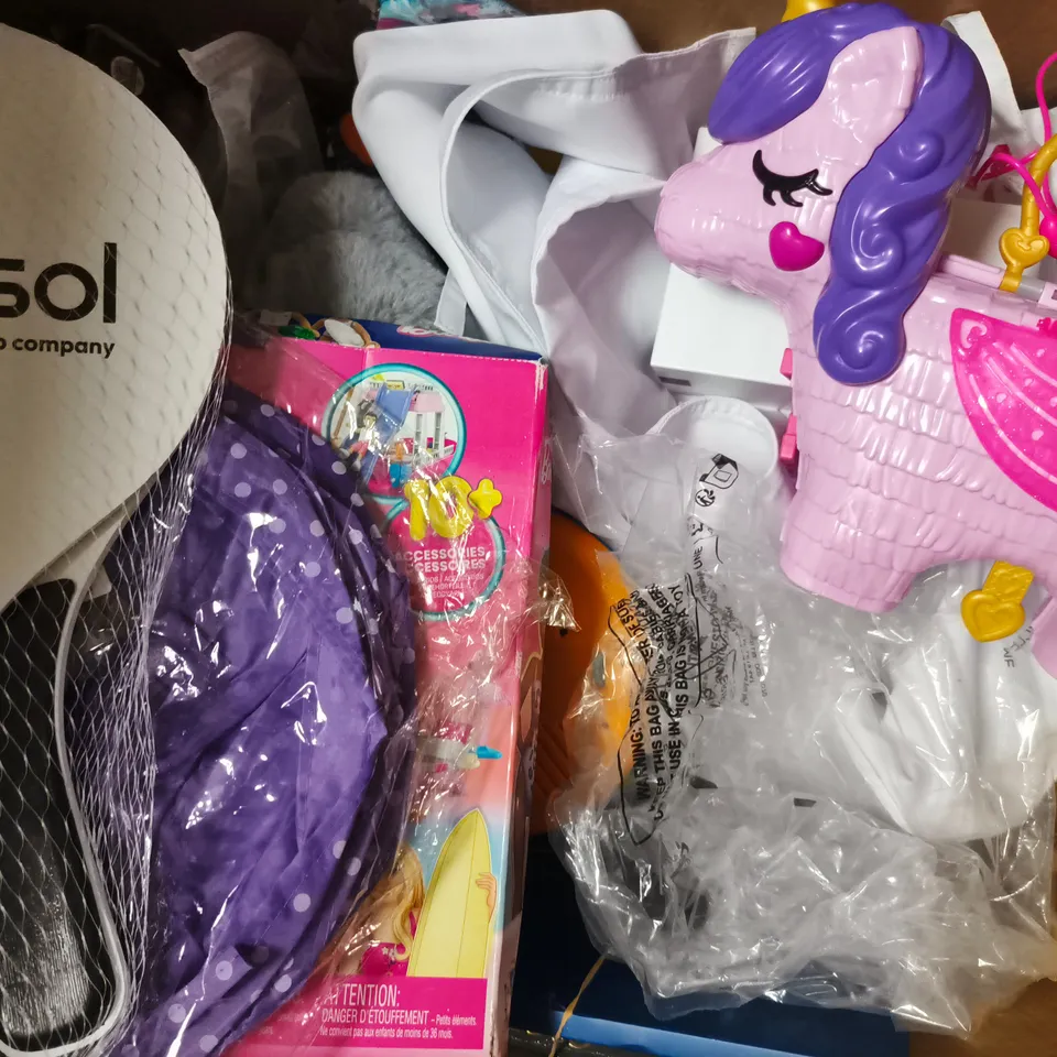 BOX OF APPROXIMATELY 20 ASSORTED TOYS AND GAMES TO INCLUDE MAKEDO, LEGO SHAVE A SHEEP, ETC - COLLECTION ONLY