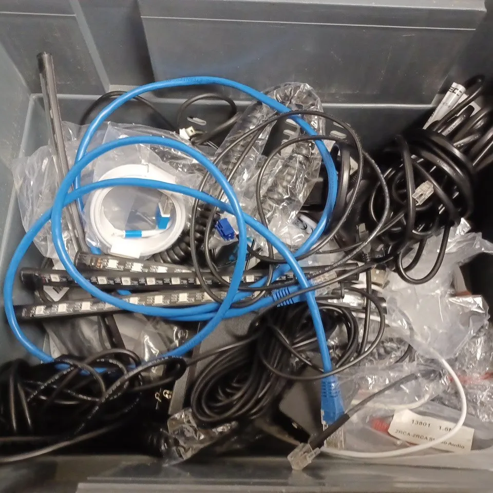 BOX OF APPROX 15 ITEMS INCLUDING ASSORTED CABLES