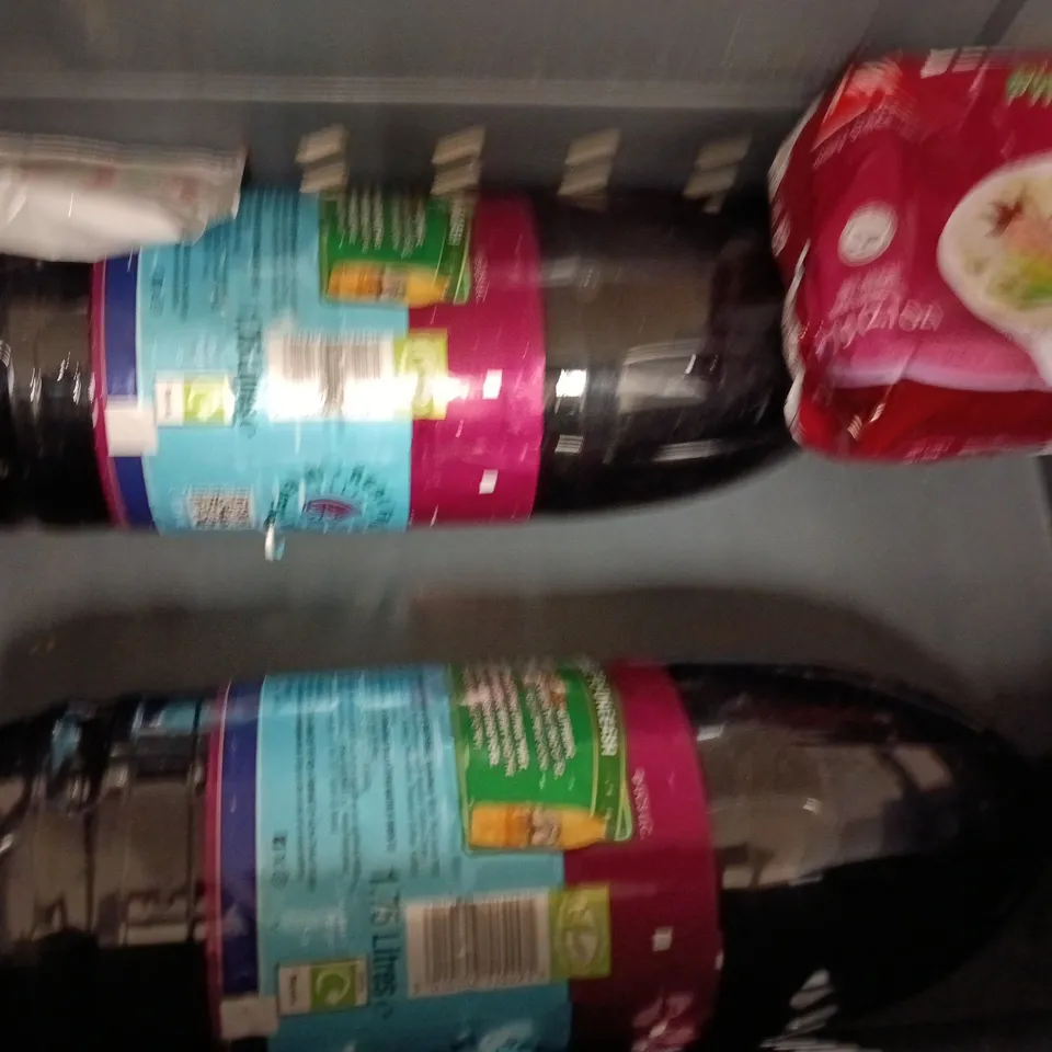 APPROXIMATELY 8 ASSORTED FOOD AND DRINK ITEMS TO INCLUDE ROBINSONS, RAMEN, SEAWEED, ETC