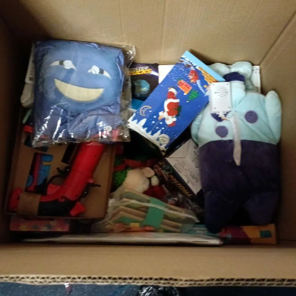 LOT OF CHILDREN'S TOYS AND GAMES – CLUEDO JUNIOR, GUESS WHO I AM?, MUSICAL MAT, PAINT STICKS & PLUSH TOYS