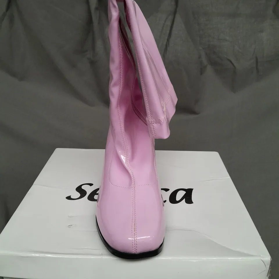 BOXED PAIR OF WOMENS PINK KNEE HIGH SHOES - SIZE 4 