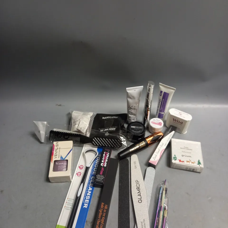 BOX OF APPROXIMATELY 20 COSMETIC ITEMS TO INCLUDE - MANSCAPED REPLACEMENT BLADE FOR THE LAWNMOWER - L'OREAL MASCARA - ETC 