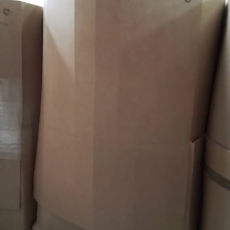 PALLET CONTAINING A LARGE QUANTITY OF PILLOWS