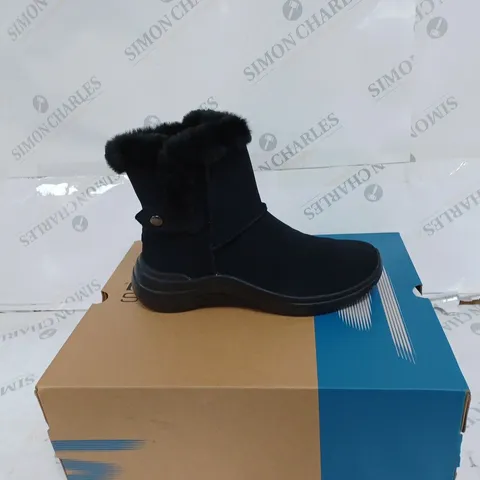 BOXED SKECHERS BLACK ON THE GO BOOTS- SIZE 3.5