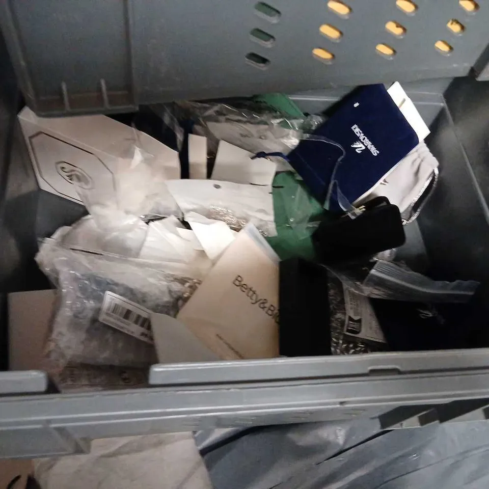 LARGE QUANTITY OF ASSORTED JEWELLERY AND ACCESSORIES