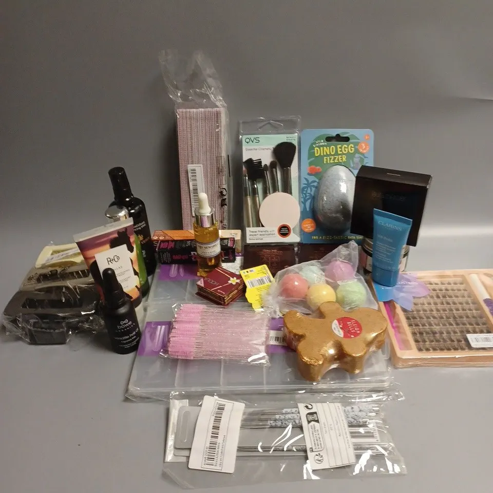 APPROXIMATELY 18 ASSORTED COSMETICS ITEMS TO INCLUDE SOFT GEL TIPS, CLARINS SOS HYDRA (15ml), LAURA MERCIER ILLUMINATOR VISAGE POWDER (9g), ETC