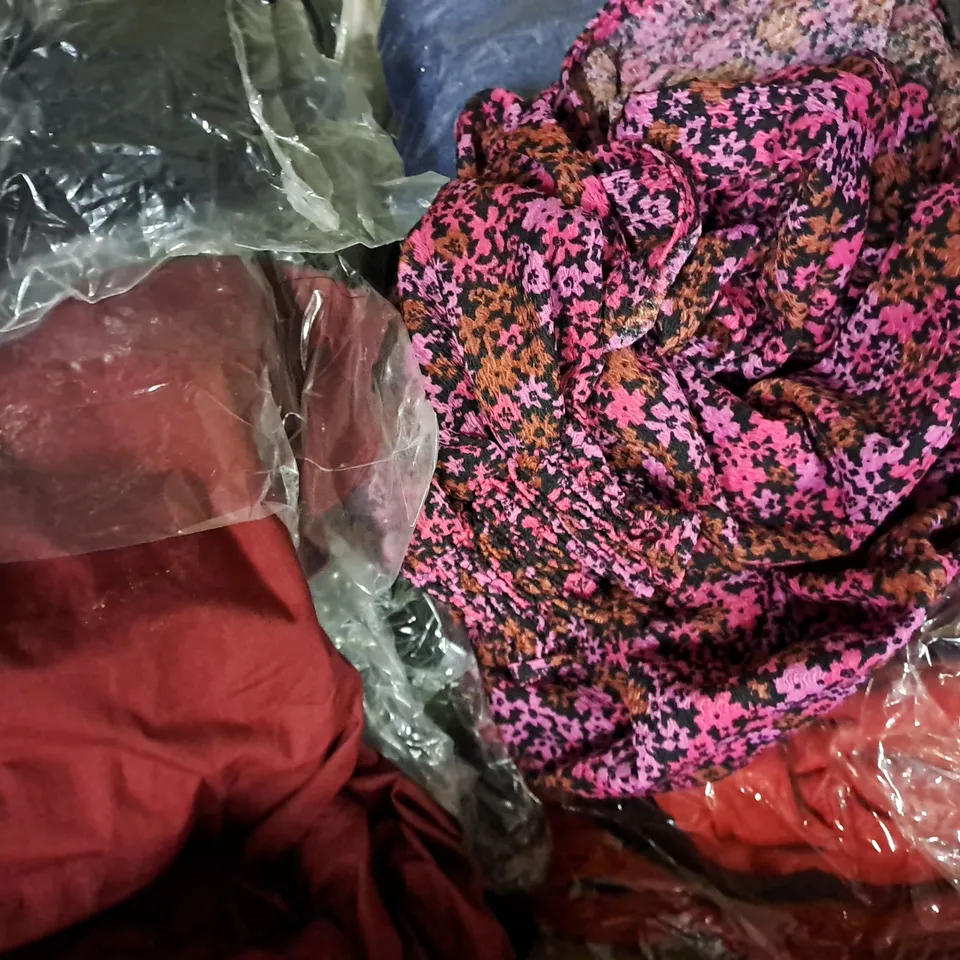 BOX OF APPROXIMATELY 20 ASSORTED CLOTHING AND FASHION ITEMS IN VARIOUS STYLES, SIZES, AND COLOURS - COLLECTION ONLY