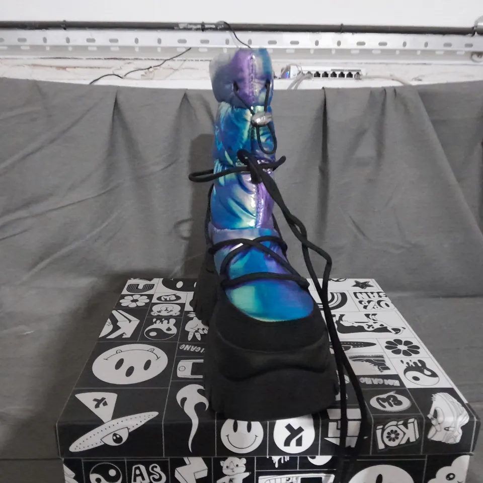 BOXED PAIR OF KOI RAINBOW SNOW BOOTS SIZE 6