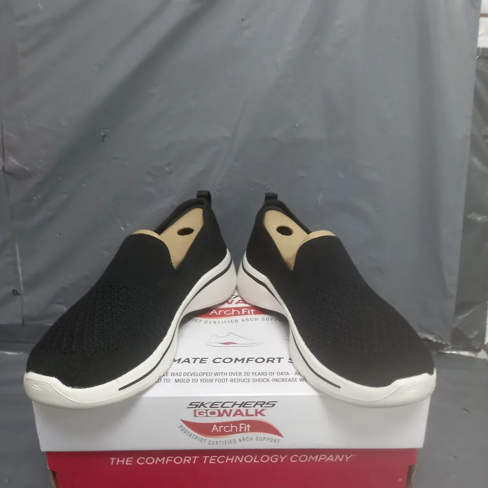 SKECHERS GO WALK TRAINERS BLACK SIZE 5