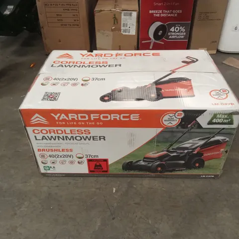 BOXED YARDFORCE 40V 4.0AH CORDLESS LAWNMOWER WITH 37CM CUTTING WIDTH 40L GRASS BAG, MULCHING PLUG AND REAR ROLLER - LM C37B