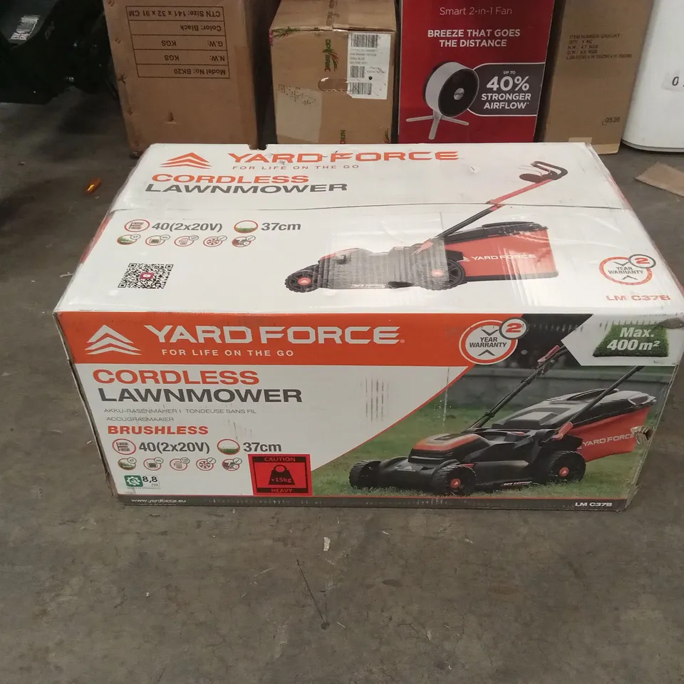 BOXED YARDFORCE 40V 4.0AH CORDLESS LAWNMOWER WITH 37CM CUTTING WIDTH 40L GRASS BAG, MULCHING PLUG AND REAR ROLLER - LM C37B