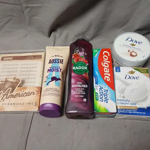 BOX OF APPROX 10 ASSORTED HEALTH & BEAUTY PRODUCTS β AUSSIE MIRACLE MOIST CONDITIONER, RADOX BATH THERAPY, COLGATE TOOTHPASTE & DOVE SCRUB/SOAP