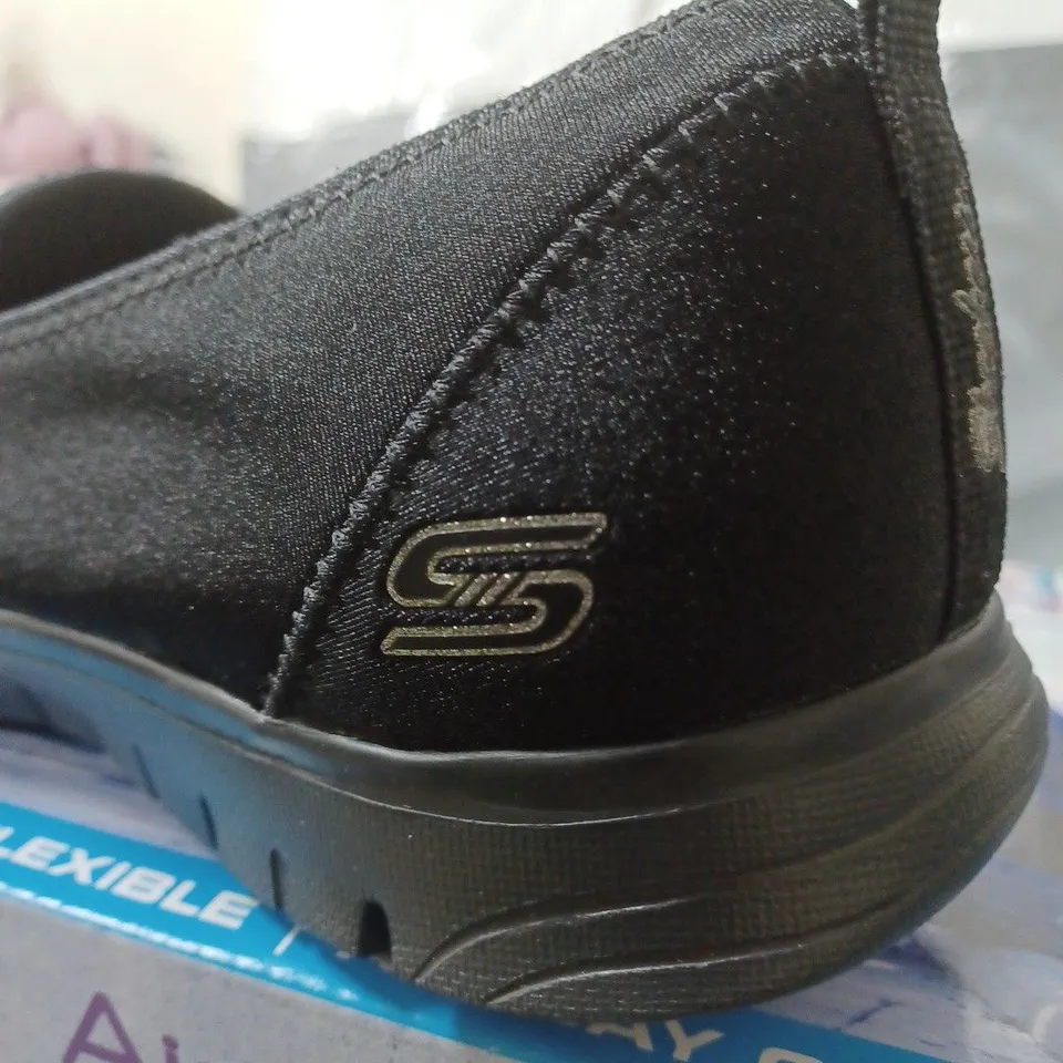 BOXED PAIR OF SKECHERS RELAXED FIT AIR COOLED MEMORY FOAM TRAINERS UK SIZE 7 - BLACK - 