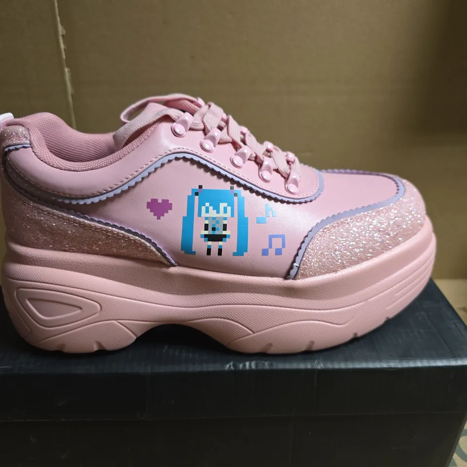 BOXED PAIR OF KOI X HATSUNE MIKU VIRTUAL DIVA MIKU CHUNKY TRAINERS - PINK, UK 8