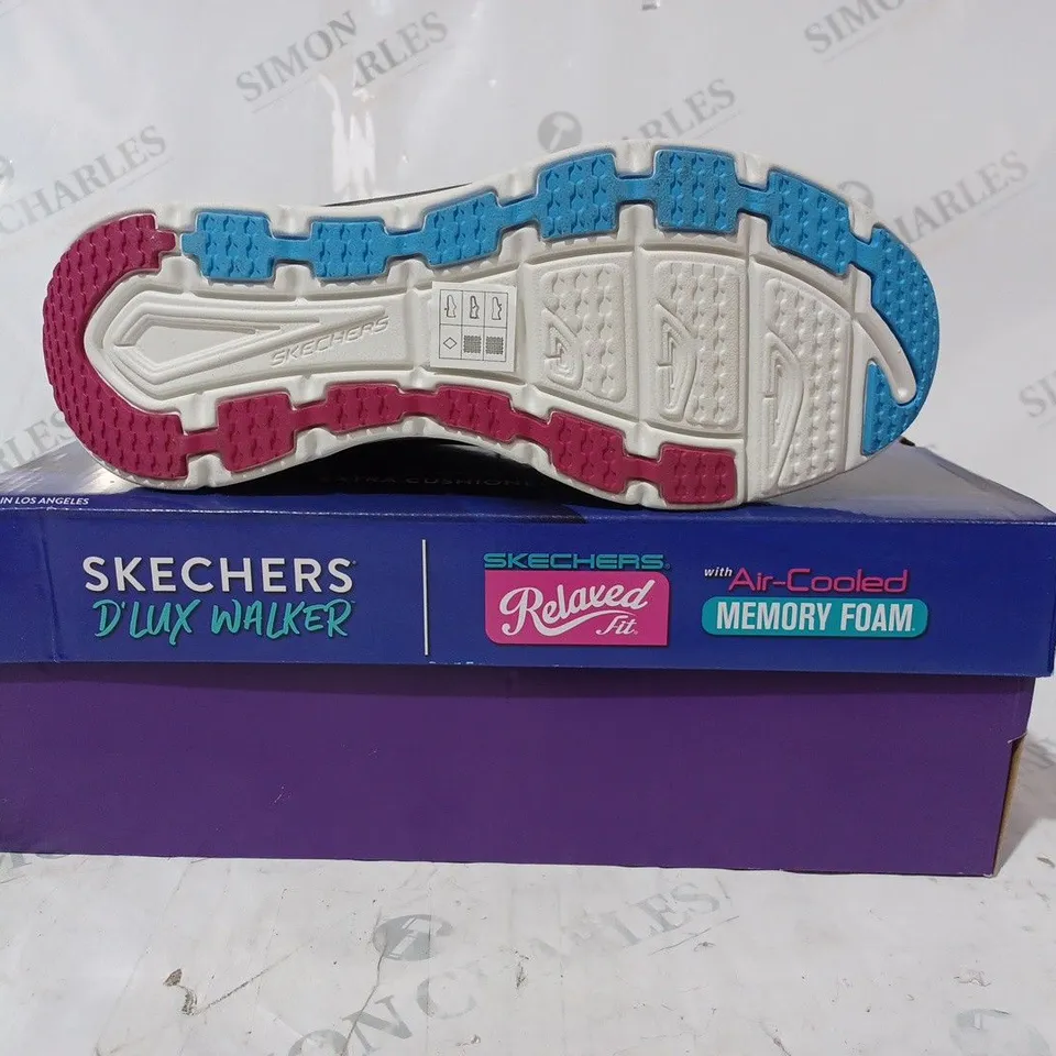 BOXED PAIR OF SKECHERS D'LUX WALKER SHOES IN BLACK/PURPLE UK SIZE 7