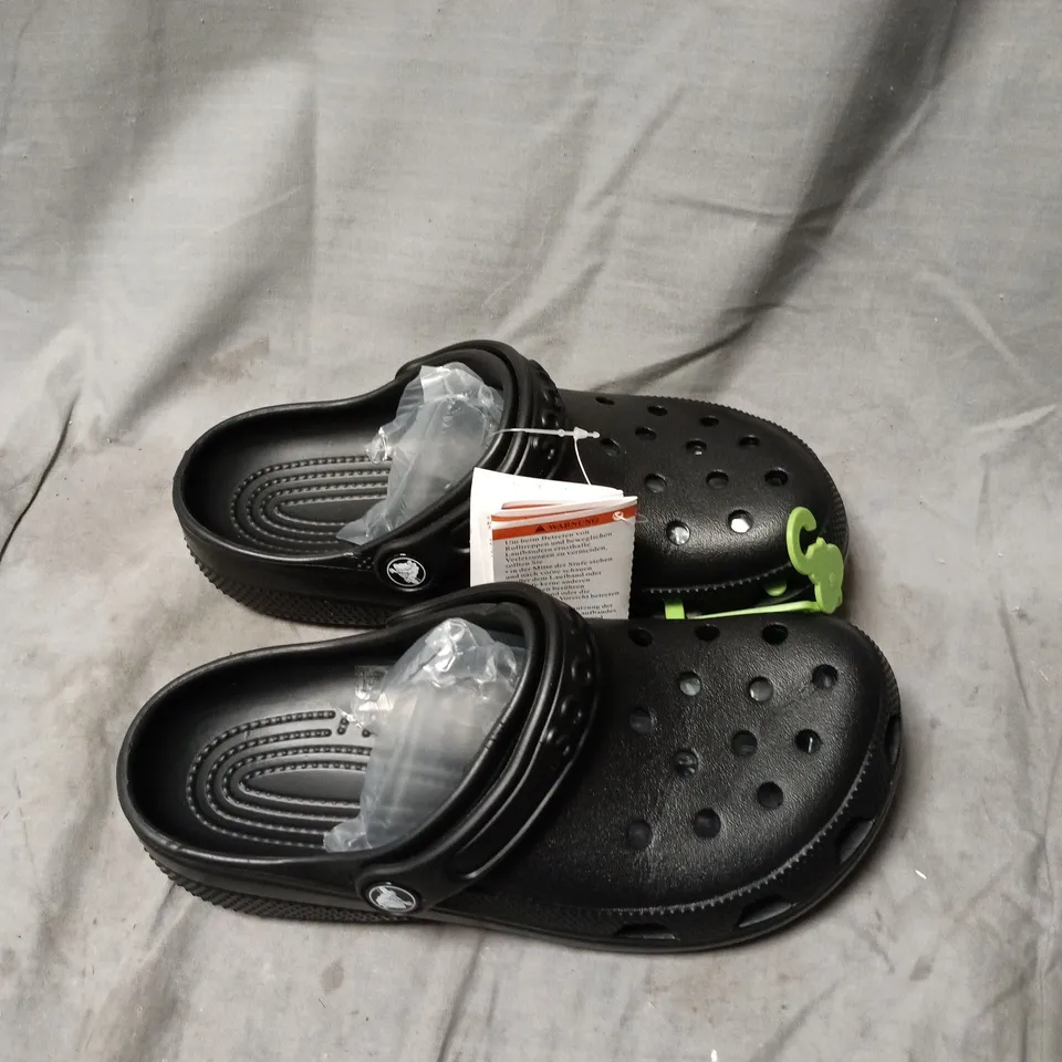 CROCS BLACK CLASSIC CLOGS - UNISEX, WITH TAGS SIZE M4 W5 UNBOXED