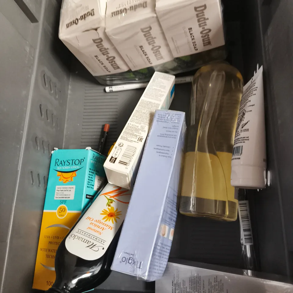 APPROXIMATEY 20 ASSORTED HEALTH AND BEAUTY PRODUCTS TO INCLUDE - SUPERNOVA BODY SOFT WASH - WONDERSKIN LIP STAIN - ROYAL JELLY HAND DUO - ETC