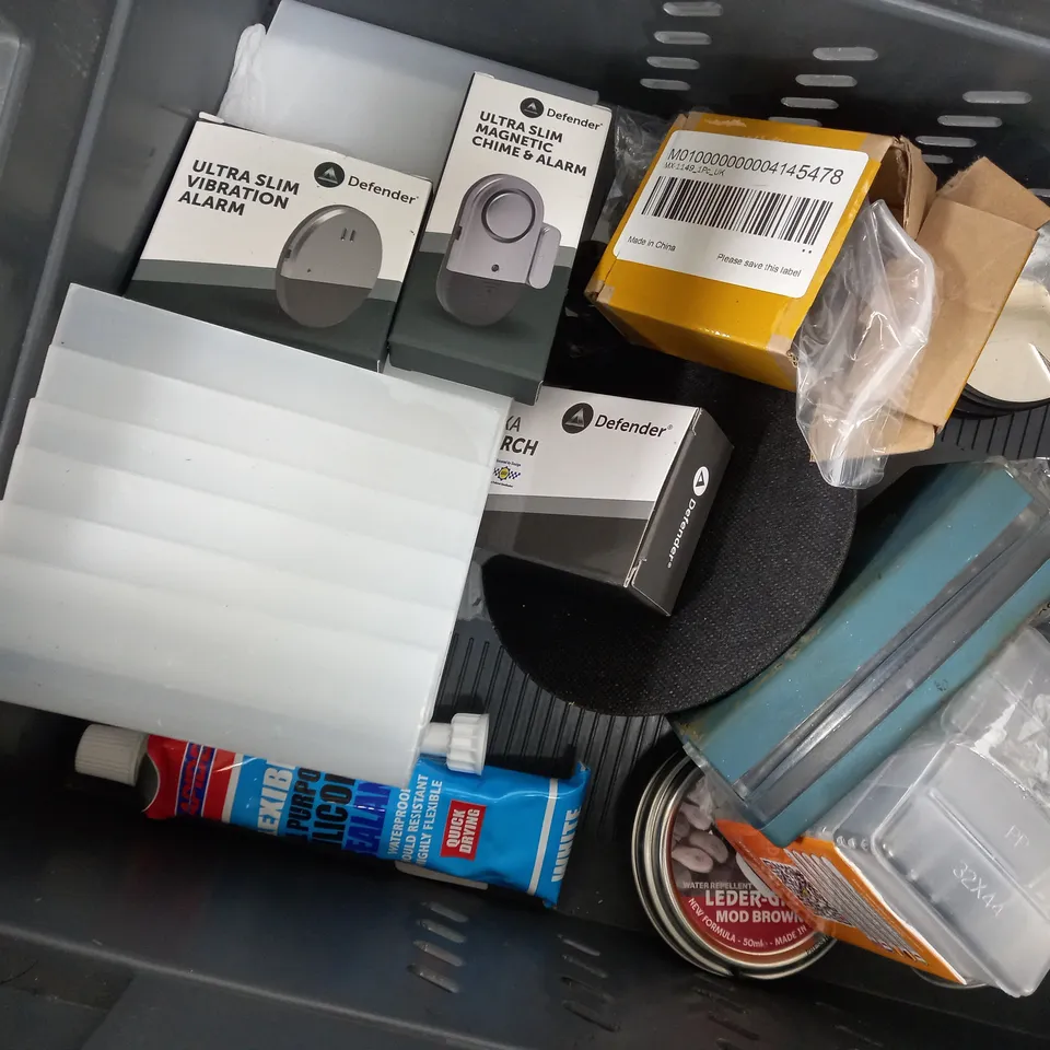 APPROXIMATELY 15 ASSORTED ITEMS TO INCLUDE CASIO CALCULATOR, MEDIUM HOUSEHOLD GLOVES, ALL WEATHER ADHESIVE, SHOWERHEAD 