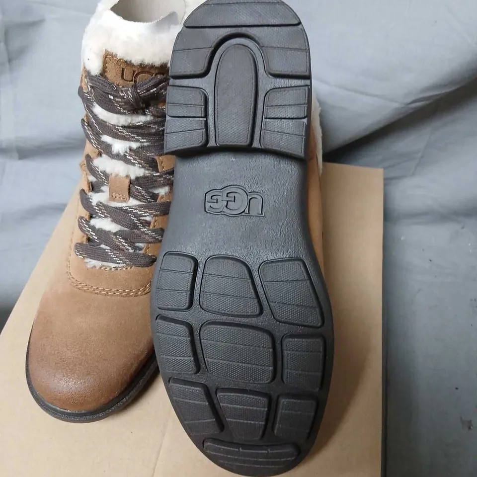 UGG HARRISON LACE CHELSEA BOOTS – TAN SUEDE, FAUX FUR TRIM, UK 6