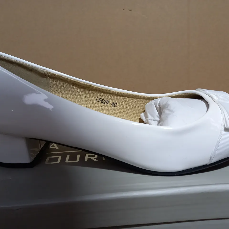 LA BOTTINE SOURIANTE LOW HEEL SHOES - SIZE 7