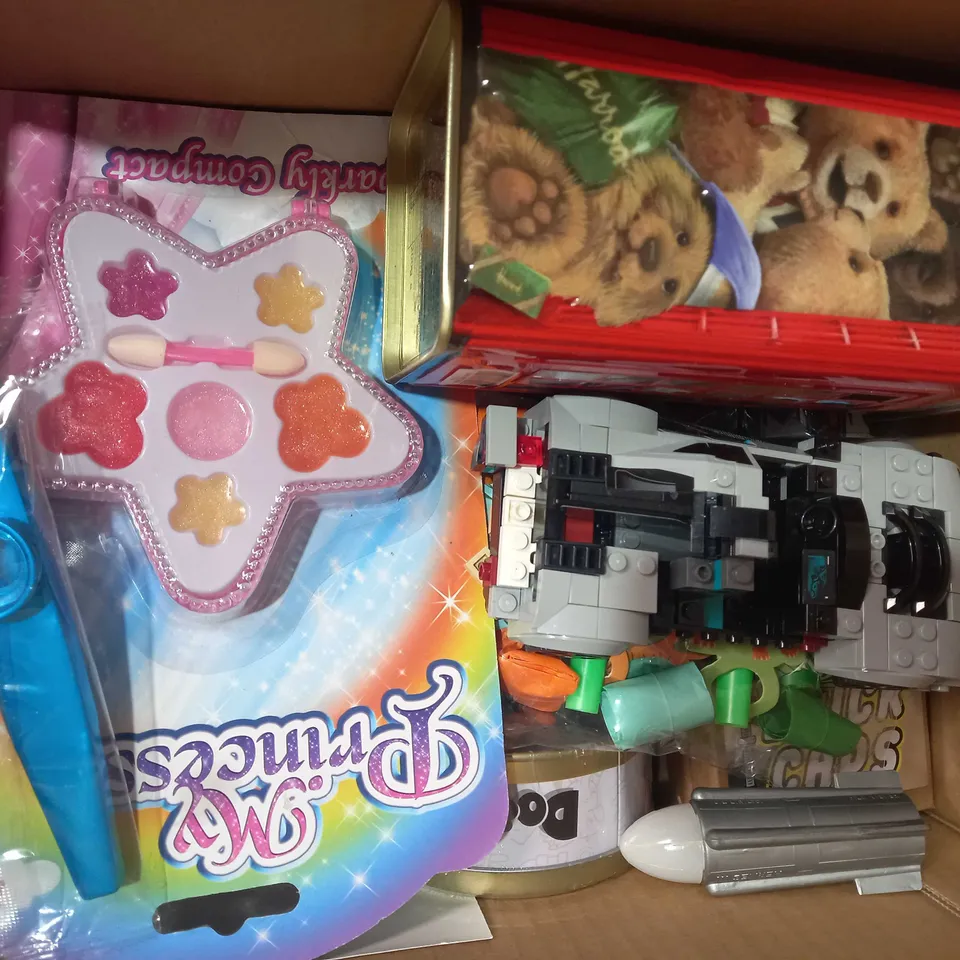 BOX OF APPROXIMATELY 10 ASSORTED TOYS AND GAMES TO INCLUDE DRAUGHTS, UNO - STAR WARS EDITION, JELLYCAT AXOLOTL PLUSH TOY, ETC