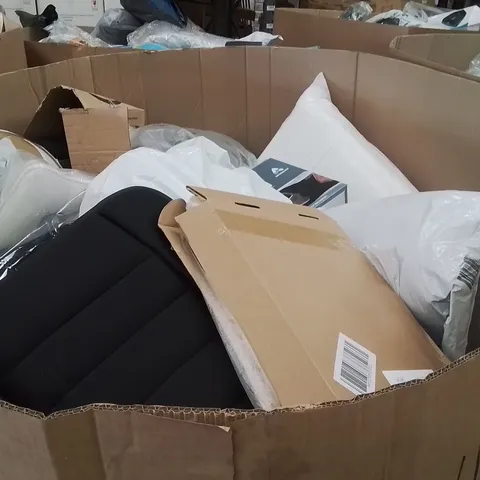 PALLET CONTAINING A LARGE QUANTITY OF PILLOWS 