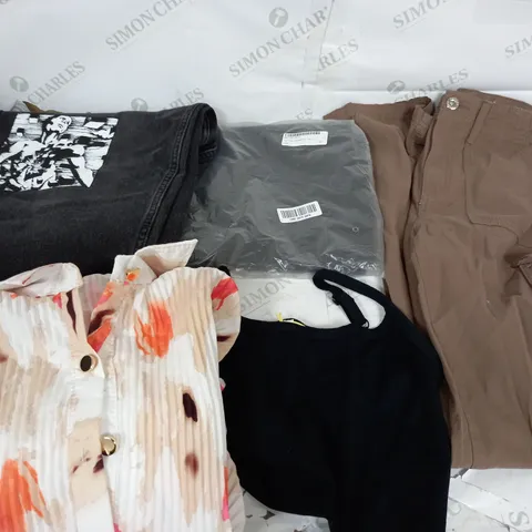 BOX OF APPROXIMATELY 18 ASSORTED ITEMS TO INCLUDE - DRESSES , JUMPERS , AND T-SHIRTS ETC