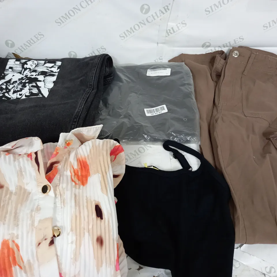 BOX OF APPROXIMATELY 18 ASSORTED ITEMS TO INCLUDE - DRESSES , JUMPERS , AND  T-SHIRTS ETC