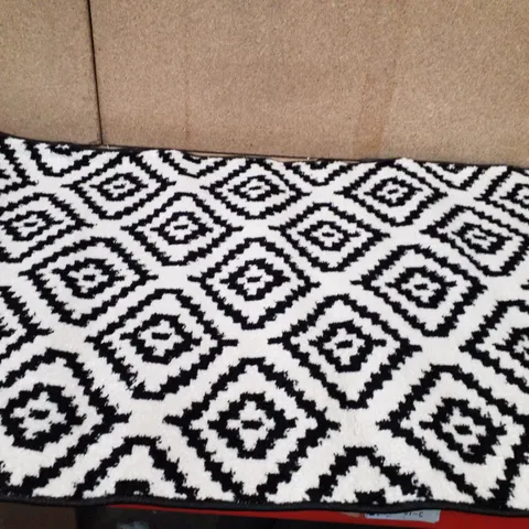 BRAND NEW PACO HOME STELLA SV 400 AREA RUG IN BLACK/WHITE (70X140CM)
