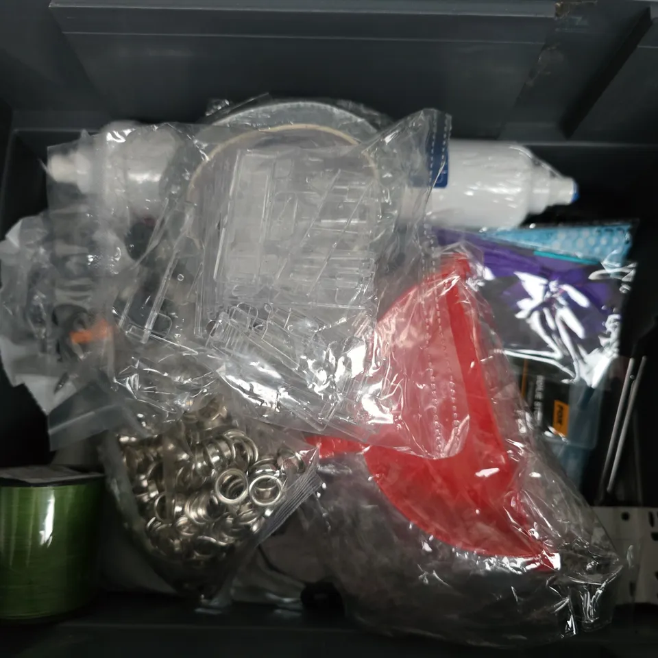 APPROXIMATELY 15 ASSORTED HOUSEHOLD ITEMS TO INCLUDE T33 UNDER SINK FILTER, SOCKET WRENCH, FOX BOILIE STOPS, ETC