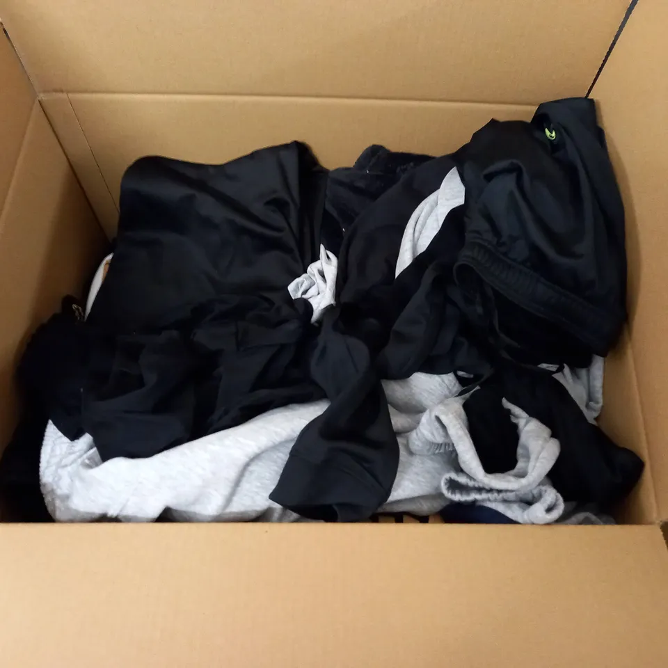 LARGE QUANTITY OF ASSORTED CLOTHING ITEMS