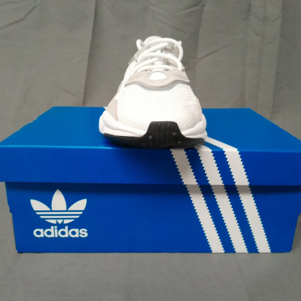 BOXED PAIR OF ADIDAS OZWEEGO J SHOES IN WHITE/STONE UK SIZE 4.5