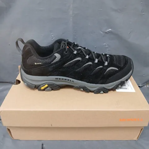 BOXED PAIR OF MERRELL MOAB 3 GTX TRAINERS - 10.5